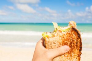 Aumentano gli italiani in vacanza (38 milioni) ma in spiaggia si risparmia e il panino torna di moda