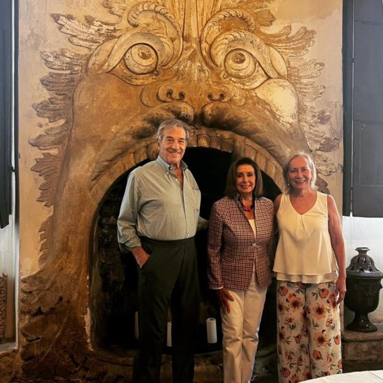 Paul e Nancy Pelosi a Villa della Torre nel 2023, con Marilisa Allegrini