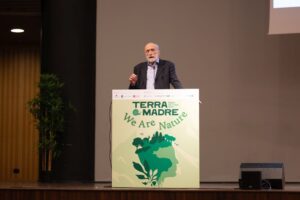 Carlo Petrini: “inaccettabile ricorrere al caporalato e vendere a 50-60 euro una bottiglia di vino”