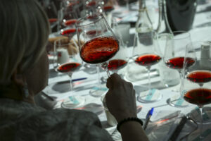 Barolo di Serralunga: la vendemmia non più solo “giudicata”, ma raccontata con un “Manifesto”