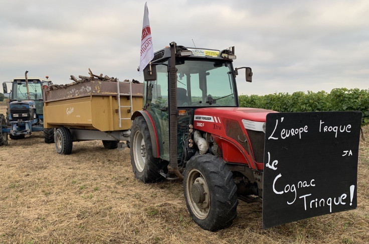 Viticoltori di Charente in strada con i trattori (ph: Vitisphere)