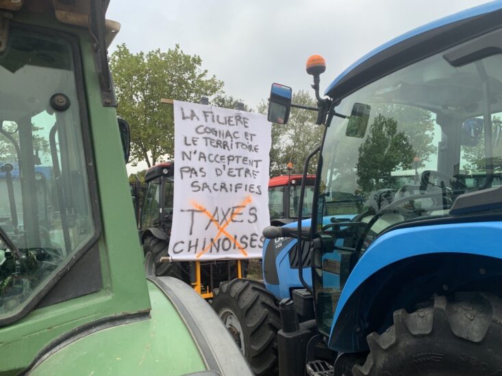 Viticoltori di Charente in strada con i trattori (ph: Vitisphere)