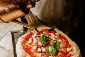 Pizza, per gli italiani un amore a 360 gradi: il 60% la associa a una storia vissuta con qualcuno