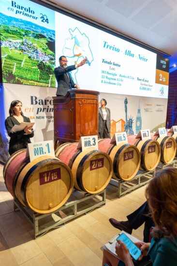 “Barolo en primeur” 2024: l’incasso dell’asta charity di Langa sfiora il milione di euro
