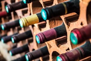 Vini da investimento, il declino continua: in profondo rosso tutti gli indici del Liv-Ex nel 2024