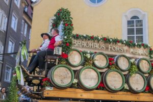 Estate 2026, la convivialit&agrave; si riscopre sotto casa, tra tavolate con gli amici e feste di paese