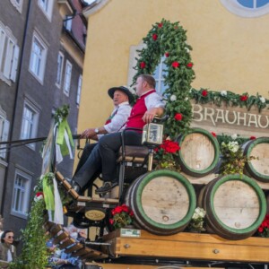 Estate 2026, la convivialit&agrave; si riscopre sotto casa, tra tavolate con gli amici e feste di paese