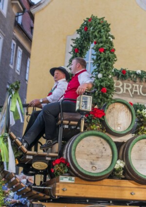 Estate 2026, la convivialit&agrave; si riscopre sotto casa, tra tavolate con gli amici e feste di paese