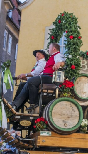 Estate 2026, la convivialit&agrave; si riscopre sotto casa, tra tavolate con gli amici e feste di paese