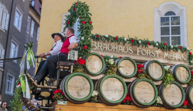 Estate 2026, la convivialit&agrave; si riscopre sotto casa, tra tavolate con gli amici e feste di paese