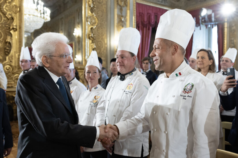 Il Presidente della Repubblica Sergio Mattarella saluta Fabrizio Boca, Capo del Settore Cucina del Segretariato Generale (ph: Presidenza della Repubblica)