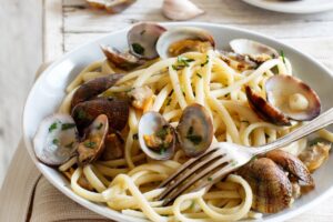 Crisi delle vongole italiane: granchio blu e mucillagine compromettono il settore della pesca