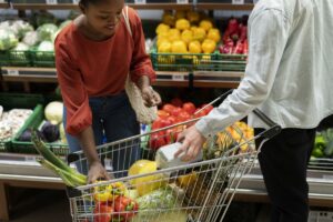 L’Istat sui consumi delle famiglie: l’effetto inflazione cambia la spesa alimentare degli italiani