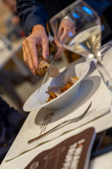 La “Fiera Internazionale del Tartufo Bianco d’Alba” brinda a 10 anni di partnership con il Consorzio Alta Langa (ph: Lavezzo Studio)