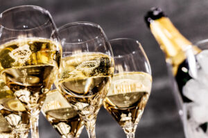 La svolta delle bollicine francesi: lo Chardonnay rosè entra nel disciplinare dello Champagne La svolta delle bollicine francesi: lo Chardonnay rosè entra nel disciplinare dello Champagne
