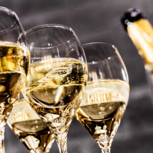 La svolta delle bollicine francesi: lo Chardonnay rosè entra nel disciplinare dello Champagne