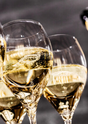 La svolta delle bollicine francesi: lo Chardonnay rosè entra nel disciplinare dello Champagne