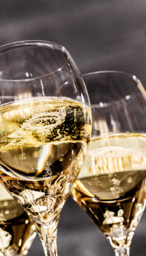 La svolta delle bollicine francesi: lo Chardonnay rosè entra nel disciplinare dello Champagne