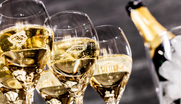 La svolta delle bollicine francesi: lo Chardonnay rosè entra nel disciplinare dello Champagne