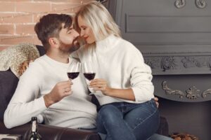 Gli italiani non rinunciano al vino. Ma cambiano demografia, tipologie e occasioni di consumo