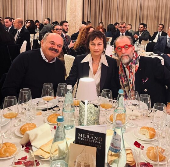 Gianna Nannini con Oscar Farinetti e WineNews, con il direttore Alessandro Regoli