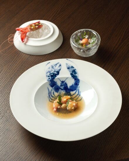 Gambero viola, nespole e sambuco dello chef Marco Galtarossa (ph: Paolo Chiodini)