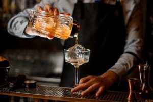 Dal recupero degli spazi urbani ai “multiconcept bar”, i 6 trend della mixology per il 2025 