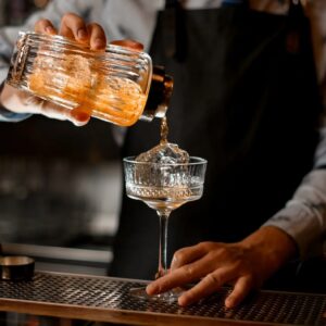 Dal recupero degli spazi urbani ai “multiconcept bar”, i 6 trend della mixology per il 2025 