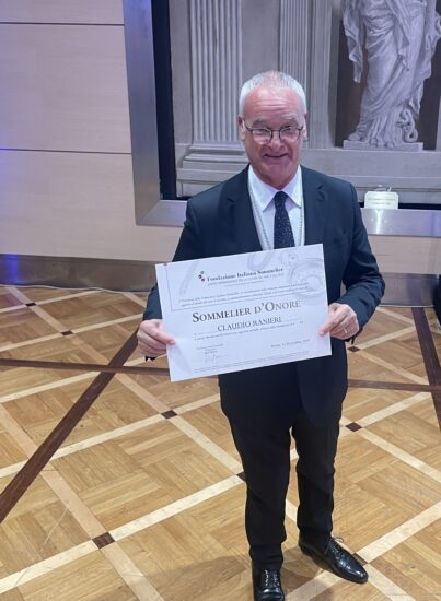 Claudio Ranieri, neo-allenatore della Roma, proclamato “Sommelier d’Onore” a Bibenda 2025