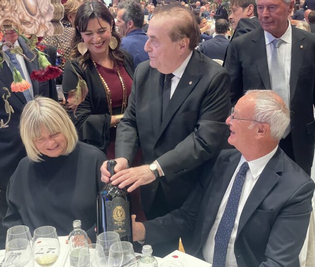 Franco Maria Ricci, organizzatore della serata di gala, con il Mister Claudio Ranieri e la bottiglia di Roma Doc 