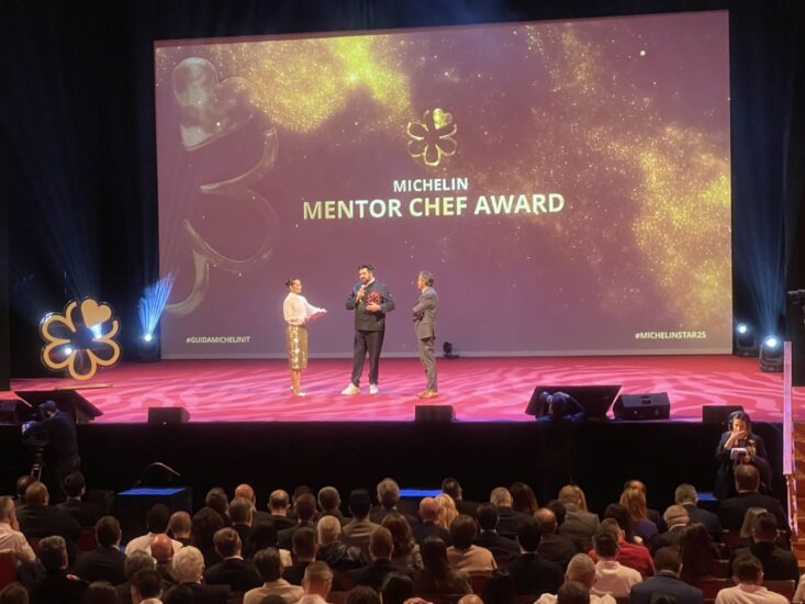 Antonino Cannavacciuolo eletto dalla Michelin “Chef Mentor” 2025, perché “scopre e forma giovani talenti in tutta Italia”