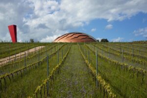 Un’opera unica che fonde arte, architettura e vino: i 20 anni del Carapace di Arnaldo Pomodoro Un’opera unica che fonde arte, architettura e vino: i 20 anni del Carapace di Arnaldo Pomodoro