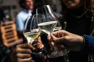 Bollicine, consumi verso 69 miliardi di dollari nel 2032, spinti da &ldquo;premiumizzazione&rdquo; e socialit&agrave;