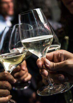 Bollicine, consumi verso 69 miliardi di dollari nel 2032, spinti da &ldquo;premiumizzazione&rdquo; e socialit&agrave;