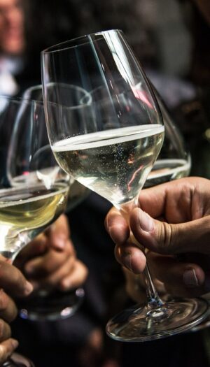 Bollicine, consumi verso 69 miliardi di dollari nel 2032, spinti da &ldquo;premiumizzazione&rdquo; e socialit&agrave;