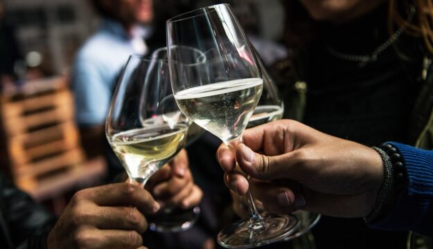 Bollicine, consumi verso 69 miliardi di dollari nel 2032, spinti da &ldquo;premiumizzazione&rdquo; e socialit&agrave;
