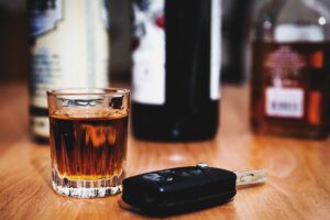 Guida e alcol, da alcolock al ritiro patente: tutto quello che c’è da sapere sul Codice della Strada