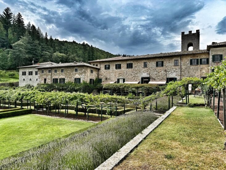 Badia a Coltibuono tra i filari del Chianti Classico