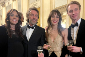 Prima della Scala, 12 minuti di applausi e in alto i calici di Franciacorta, all’italianità