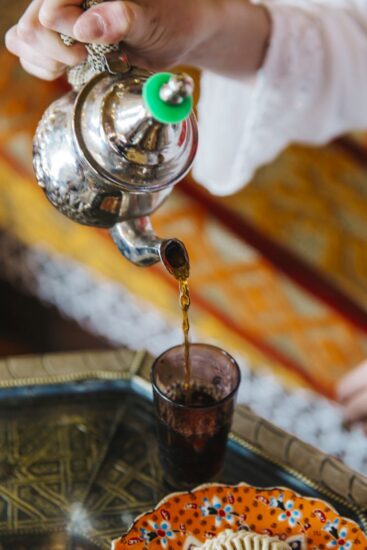 Il Caffè arabico, simbolo di generosità in Emirati Arabi Uniti, Oman, Qatar, Arabia Saudita e Giordania (ph: Freepik)