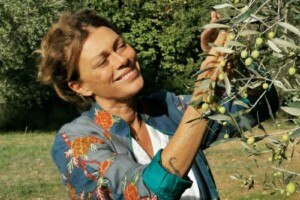 Dal cinema all’olio, Carolina Rosi nella schiera di vip-agricoltori per passione, in Toscana