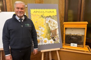 Un francobollo dedicato all’apicoltura, per celebrare il lavoro (fondamentale) di api e apicoltori