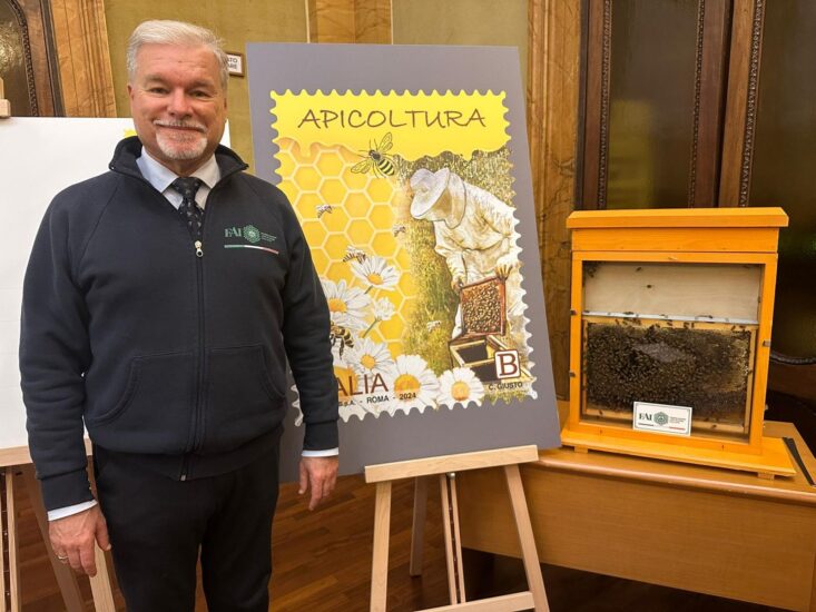Raffaele Cirone, presidente Fai, ed il francobollo dedicato all’apicoltura