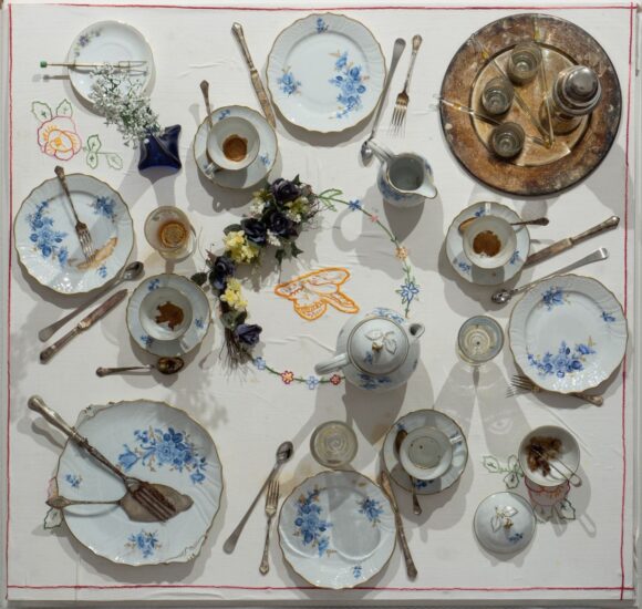 Le opere sul cibo del grande artista Daniel Spoerri in mostra alla Galleria Gaburro, a Milano 