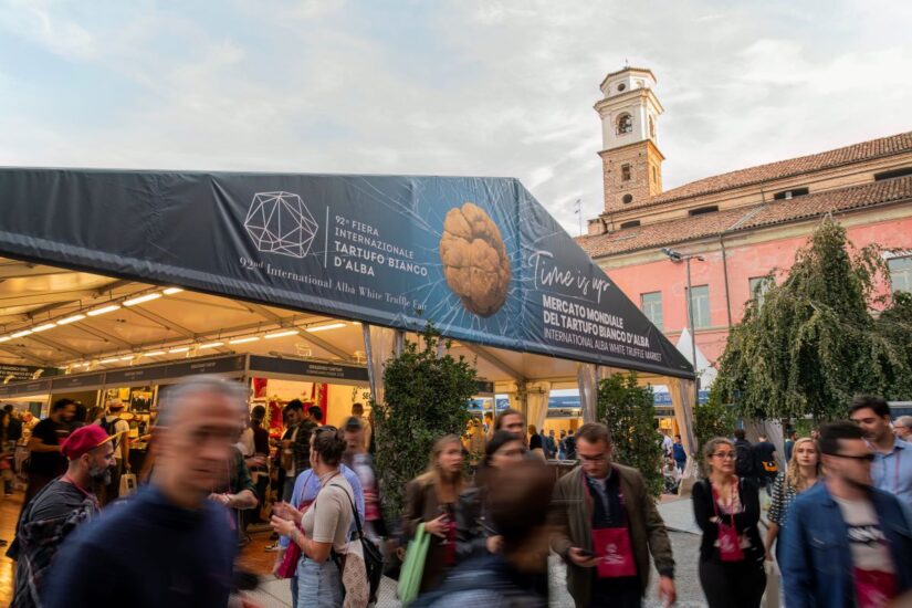 Il Mercato mondiale del Tartufo Bianco ad Alba (ph: Giorgio Perottino - Getty Images)