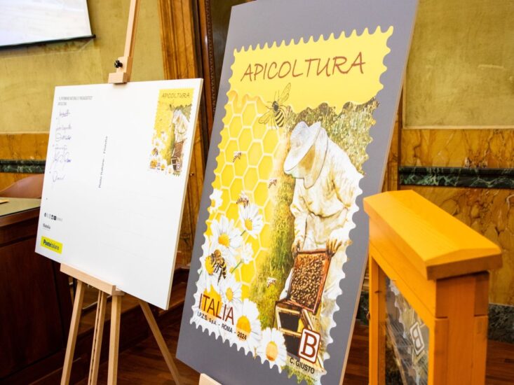 Per la prima volta, un’emissione filatelica cita espressamente la parola “Apicoltura” in un francobollo