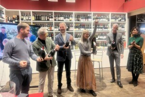 Paolo Kessisoglu brinda alla solidarietà con il Conegliano Valdobbiadene Prosecco Docg