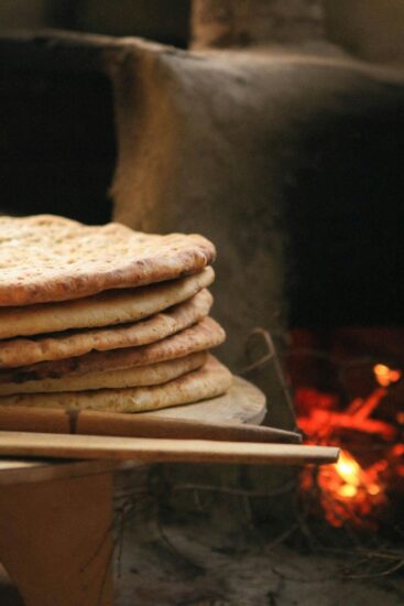 Il pane cotto nei Tandir in Azerbaigian rafforza i legami sociali (ph: Pexels) 