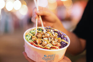 “Deliveroo 100” 2024, i piatti più ordinati al mondo sull’app: l’Italia si conferma amante del pokè