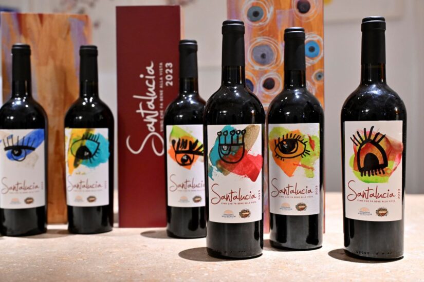 Le bottiglie con le etichette numerate e disegnate a mano libera